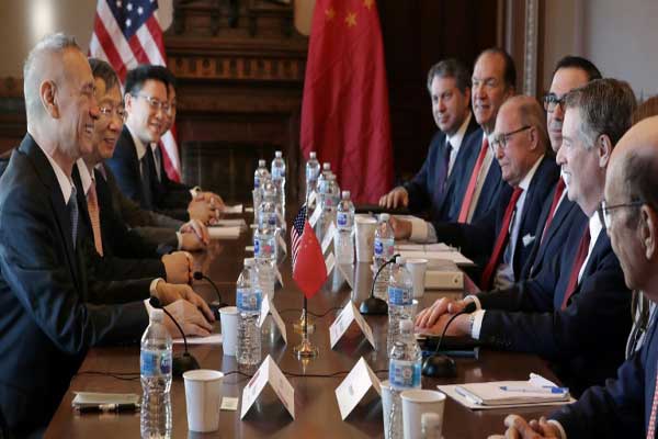 اجتماع يضم كبار مسؤولي التجارة الأميركيين (يمين) مع نظرائهم الصينيين في واشنطن في 30 يناير 2019