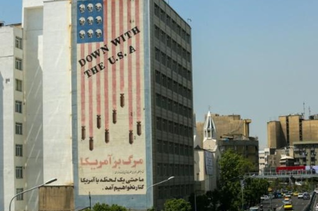 جدارية معادية للولايات المتحدة على مبنى في وسط العاصمة الإيرانية طهران في 23 نيسان/ابريل 2019