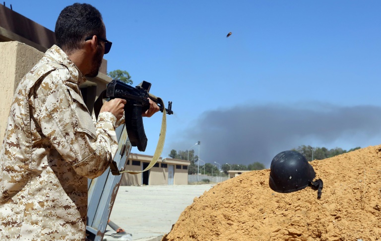 مقاتل في قوات حكومة الوفاق الوطني أثناء معركة ضد مقاتلي المشير خليفة حفتر في 7 أيار/مايو 2019 قرب طرابلس