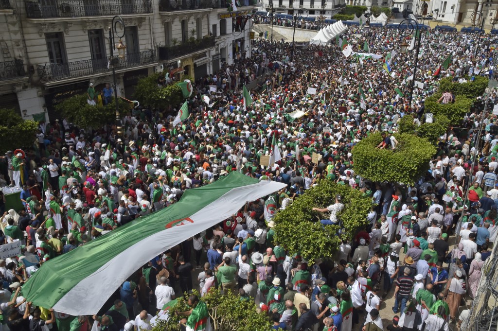 الجزائريون إلى الشوارع مجددا