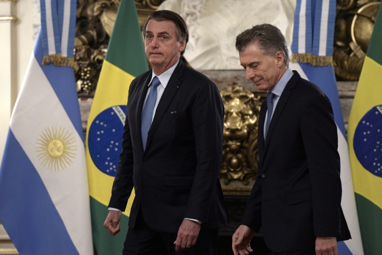 الرئيسان الأرجنتيني ماوريسيو ماكري والبرازيلي جايير بولسونارو قبيل قمة في الثصر الرئاسي في بوينوس آيريس في 6 حزيران/يونيو 2019.