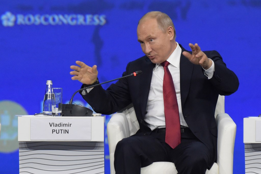  بوتين متحدثا خلال منتدى سان بطرسبورغ 