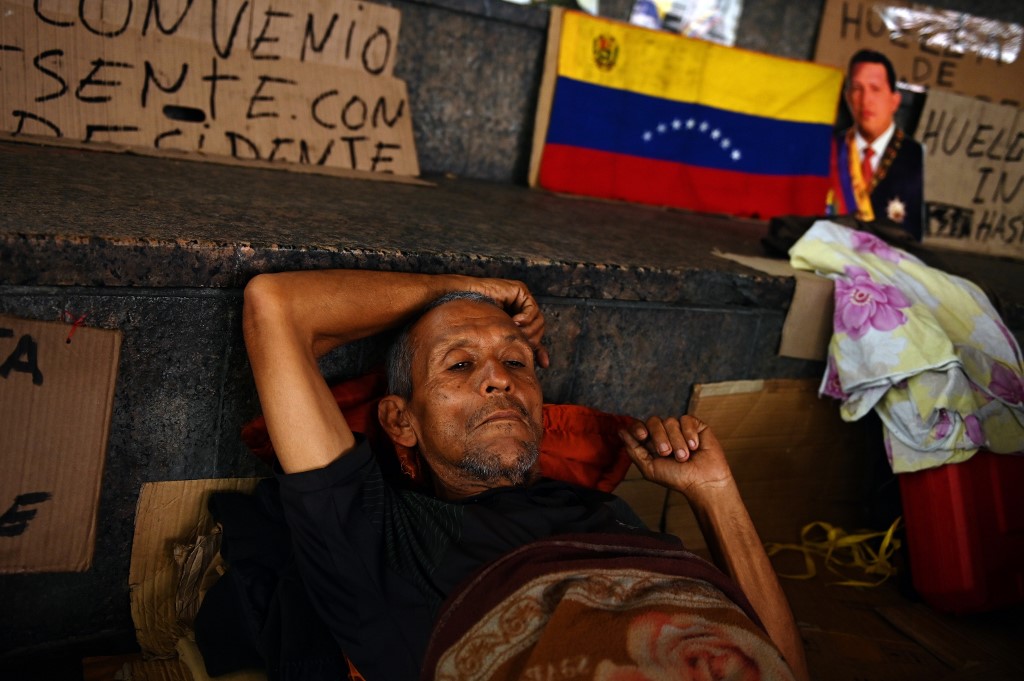 عامل في القطاع النفطي الفنزويلي يشارك مع العشرات في اضراب جوع من أجل نيل مستحقاتهم المتوقفة