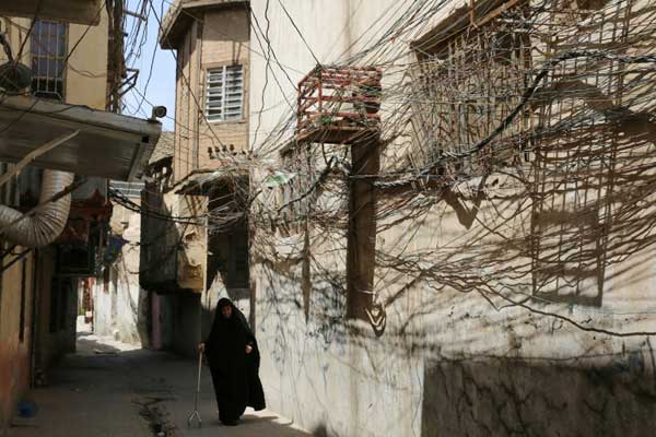  شبكة عشوائية من خطوط الكهرباء في شارع ضيق في حي باب السيف في بغداد في 11 يونيو 2019