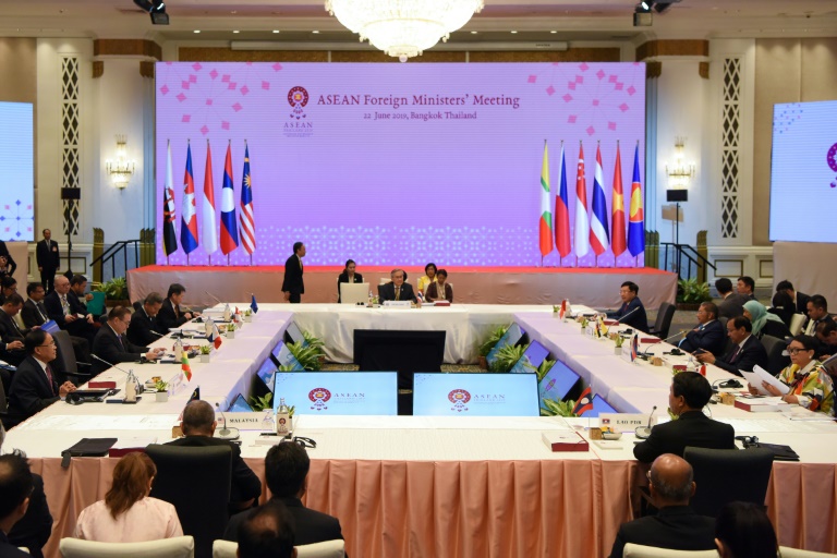 قادة رابطة دول جنوب شرق آسيا يلقون بثقلهم خلف اتفاق تجاري تقوده الصين