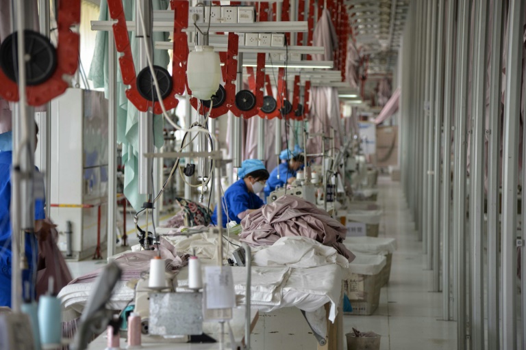 عمال يخدمون على منتجات ستصدّر إلى الولايات المتحدة في مصنع يقع في بينزو ضمن إقليم شاندونغ شرق البلاد، 7 أيار/مايو 2019
