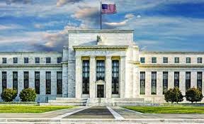 رئيس الاحتياطي الفدرالي الأميركي يترك الباب مفتوحًا لخفض معدلات الفائدة