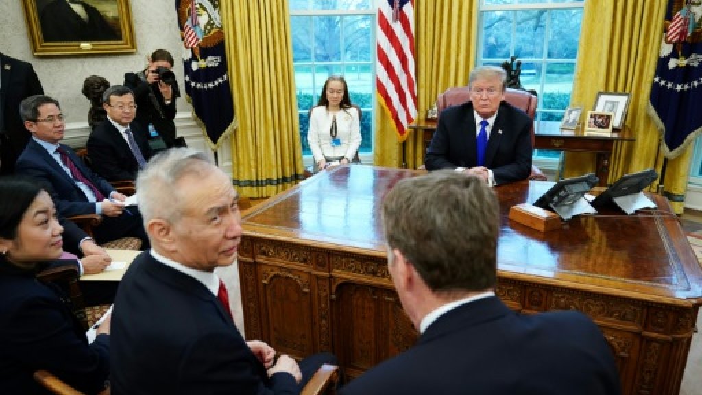 الرئيس الأميركي دونالد ترمب ونائب رئيس الوزراء الصيني ليو هي في البيت الأبيض في 22 شباط/فبراير 2019 اف ب/ارشيف