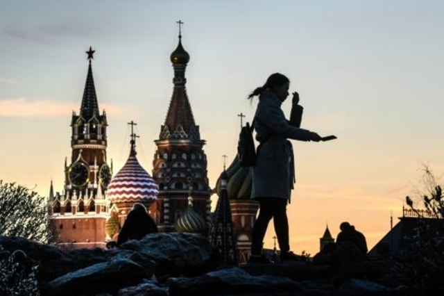 صورة من الارشيف لفتاة تلتقط سيلفي امام الكرملين في موسكو