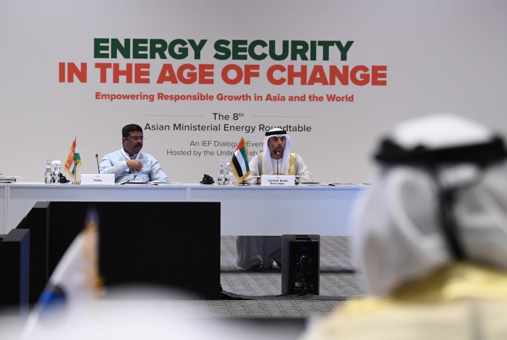 وزير الطاقة الإماراتي سهيل المزروعي مع نظيره الهندي خلال مؤتمر الطاقة العالمي