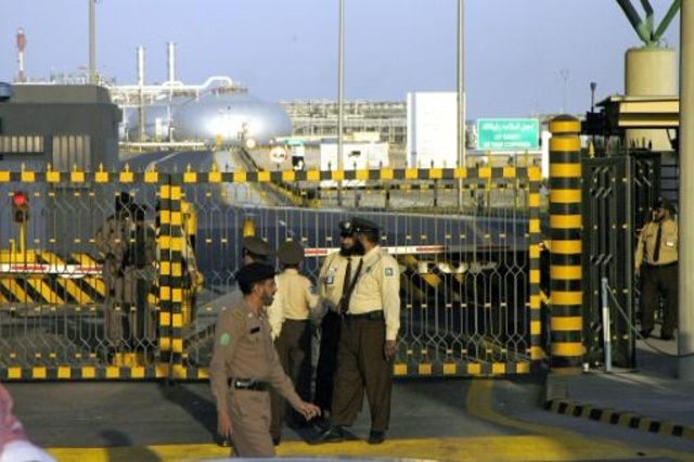 عناصر أمن سعوديون أمام مدخل منشأة نفطية تابعة لشركة 