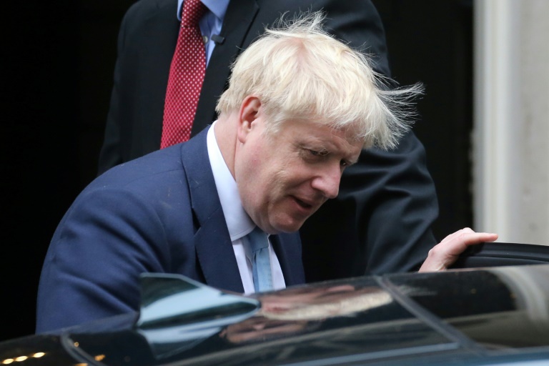 رئيس الوزراء البريطاني بوريس جونسون يغادر 10 داونينغ ستريت بوسط لندن في 3 تشرين الاول/اكتوبر 2019
