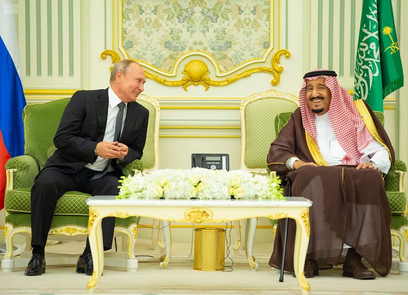 الملك سلمان مستقبلا بوتين في قصر اليمامة