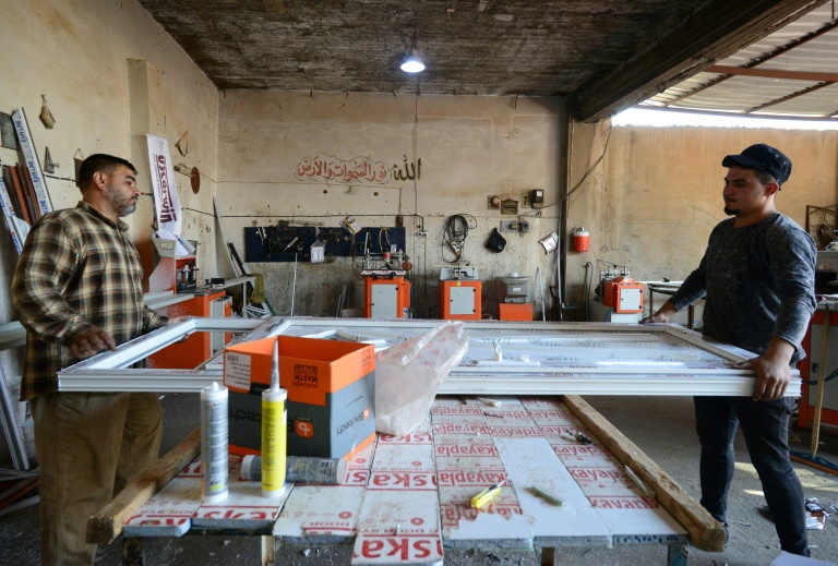 عراقيون يعملون في مصنع لابواب ونوافذ الالمنيوم في الموصل في 30 ايلول/سبتمبر 2019.