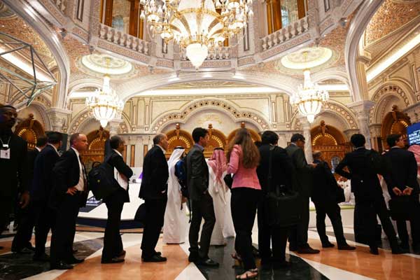 مندوبون ينتظرون حضور جلسة خلال منتدى مبادرة الاستثمار في المستقبل في مركز الملك عبد العزيز للمؤتمرات في العاصمة السعودية الرياض، في 29 أكتوبر 2019