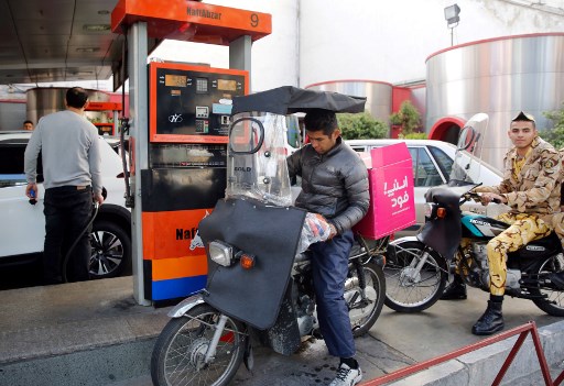 إيران ترفع أسعار البنزين