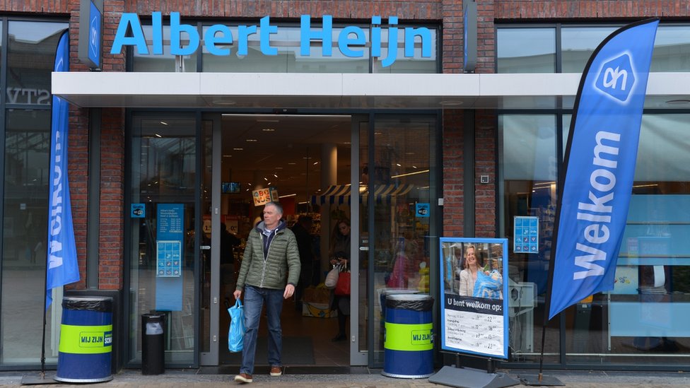 أشهر متاجر هولندا يتراجع عن طلب صور شبه عارية من موظفيه