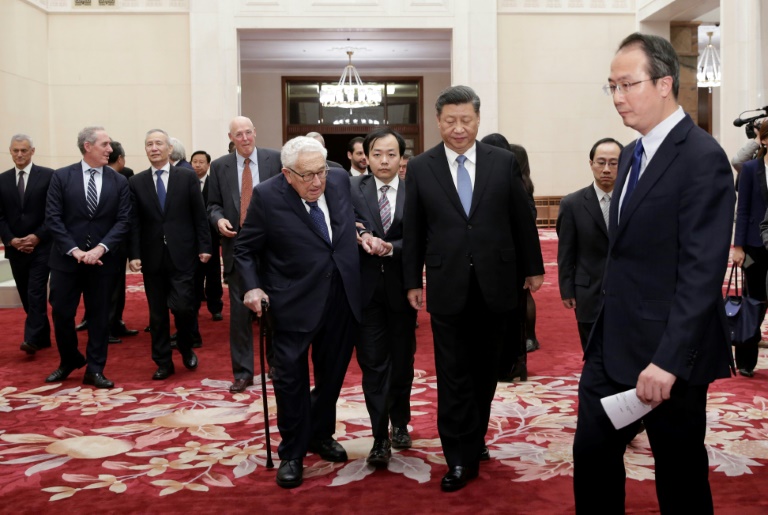 الرئيس الصيني شي جينبينغ إلى جانب وزير الخارجية الأميركي الأسبق هندي كسنجر في بكين بتاريخ 22 نوفمبر 2019