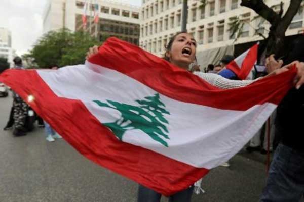 لبنانية تشارك في تظاهرة احتجاجية أمام المصرف المركزي في بيروت في 27 نوفمبر 2019