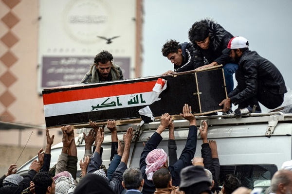 عراقيون يحملون نعش أحد قتلى التظاهرات في النجف الخميس 28 نوفمبر 2018