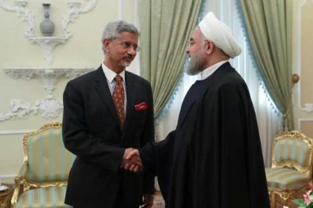 الرئيس حسن روحاني يصافح وزير الخارجية الهنديّ سوبرامنيام شانكار في طهران