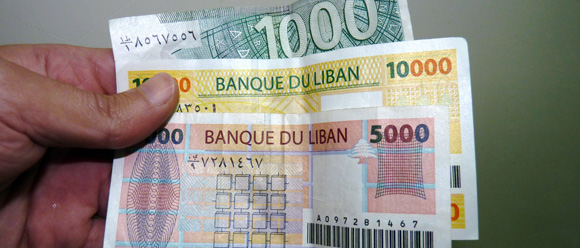 صرافو لبنان يحددون سعر شراء الدولار بألفي ليرة