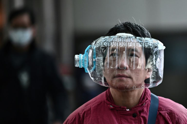 رجل يغطي وجهه بقنينة بلاستيكية كإجراء وقائي من فيروس كورونا المستجد، في هونغ كونغ الجمعة 31 كانون الثاني/يناير 2020