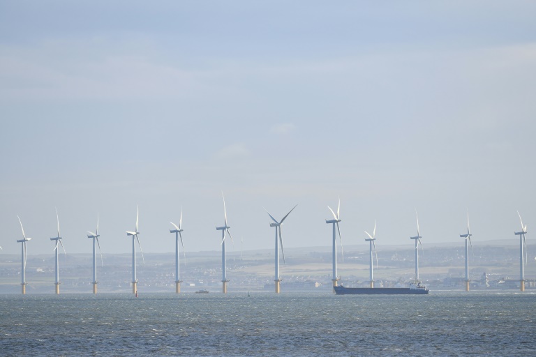 سفينة تبحر أمام عنفات هوائية قبالة ساحل ريدكار في شمال بريطانيا، 11 تشرين الثاني/نوفمبر 2019