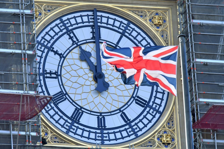 العلم البريطاني يرفرف أمام ساعة بيغ بن الشهيرة في لندن في 28 كانون الثاني/يناير 2020
