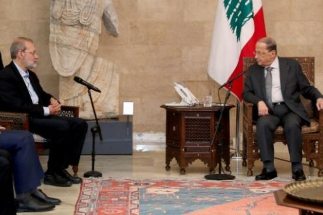 الرئيس اللبناني ميشال عون مستقبلا رئيس مجلس الشورى الايراني علي لاريجاني في القصر الرئاسي