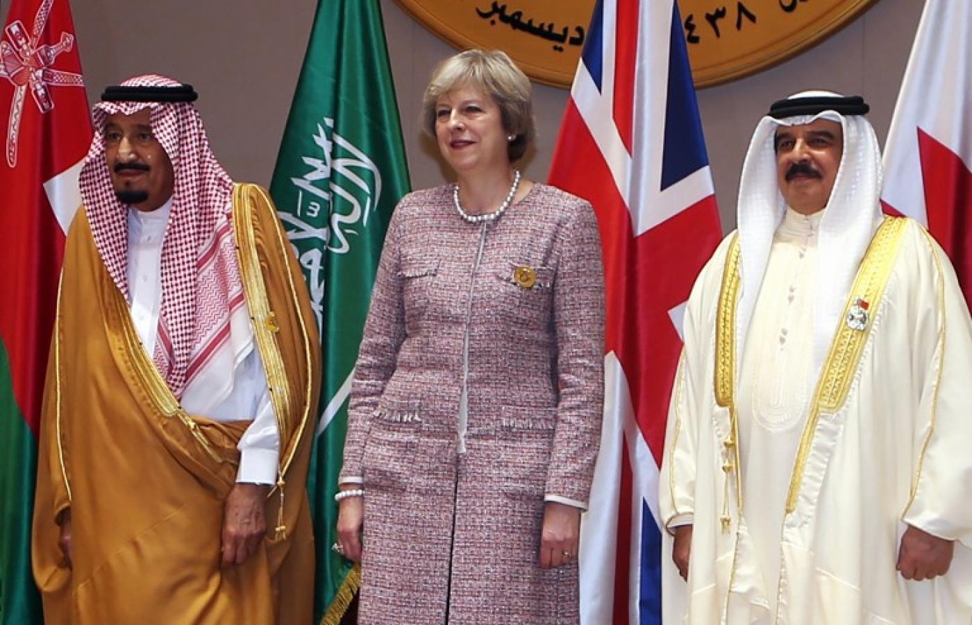 رئيسة وزراء بريطانيا السابقة تيريزا ماي تتوسّط العاهلين السعودي والبحريني خلال قمة اقتصادية في المنامة