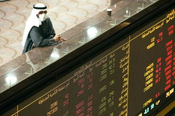 كويتي يتابع البورصة في مقر السوق المالية في الكويت الأحد في الأول من مارس 2020