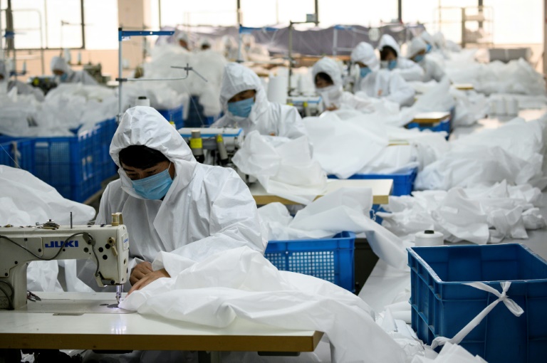 عمّال يصنعون بدلات للوقاية من فيروس كورونا المستجد في مصنع في وندجو الصينية في 28 شباط/فبراير 2020