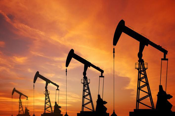 انخفاض أسعار النفط العالمية بنحو 7%