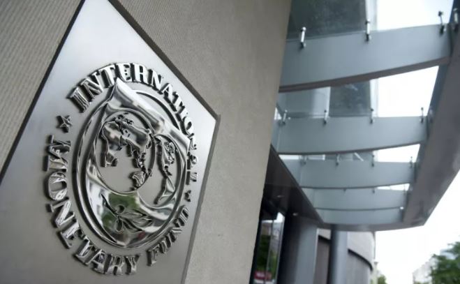 شعار صندوق النقد الدولي عند مدخل مقره في واشنطن 