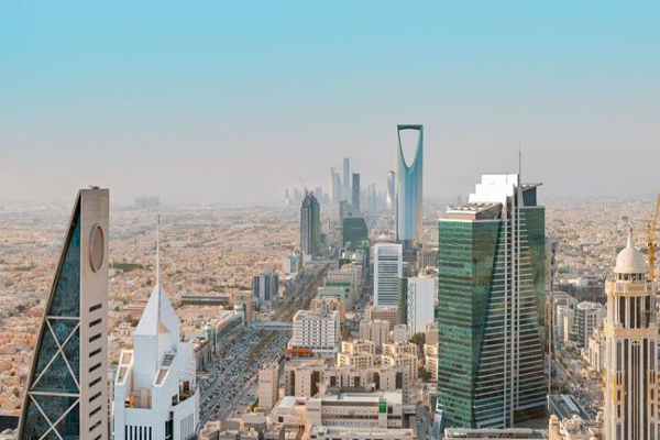 السعودية تعلق العمل في القطاع الخاص 15 يومًا