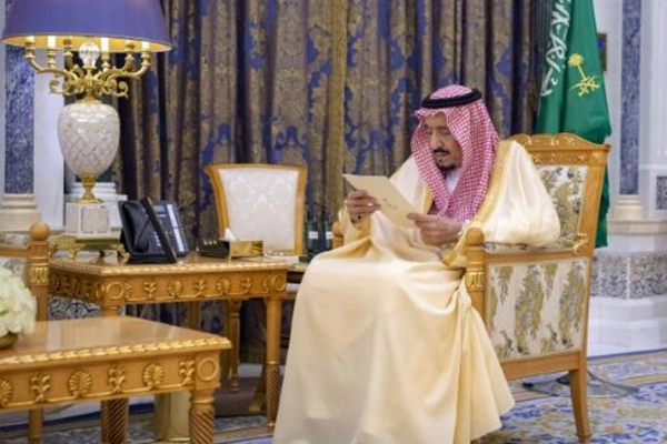 صورة وزّعها الديوان الملكي السعودي بتاريخ 8 مارس 2020 للملك سلمان بن عبد العزيز لدى قراءته وثائق في الرياض