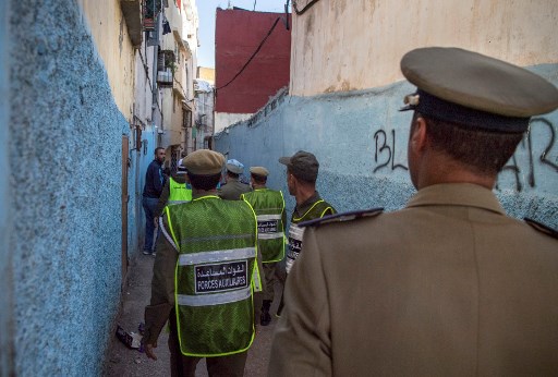 قوات الأمن المغربية وهي تفرض اجراءات الحجر الصحي في الشوارع