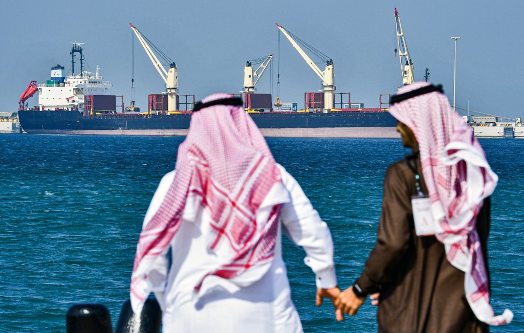 ناقلة نفط سعودية متوقفة في ميناء رأس الخير شمال الدمام