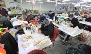 مصانع في غزة تتحوّل إلى صنع الملابس والكمامات الطبية