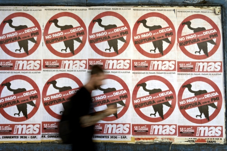 ملصقات مناهضة لصندوق النقد الدولي في بوينوس أيريس