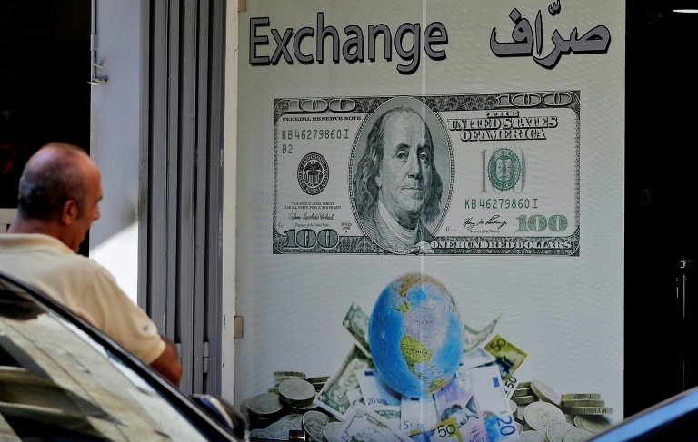 انخفاض غير مسبوق لليرة اللبنانية أمام الدولار الإميركي