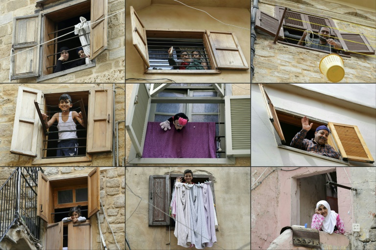 أشخاص في منازلهم في ظل الحظر بسبب فيروس كورونا الكستجد في صيدا جنوب لبنان في 8 نيسان/ابريل 2020