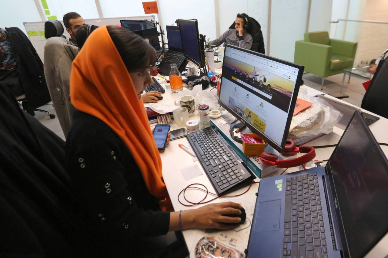 إيرانيات يعملن في التكنولوجيا يجهدن للحفاظ على وظائفهن
