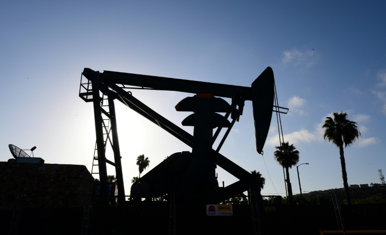 أسعار النفط تواصل ارتفاعها مع بدء تطبيق اتفاق خفض الإنتاج