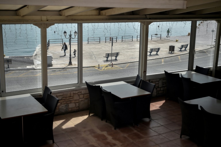 مطعم فارغ في بلدة رافينا قرب أثينا بتاريخ 29 نيسان/أبريل 2020