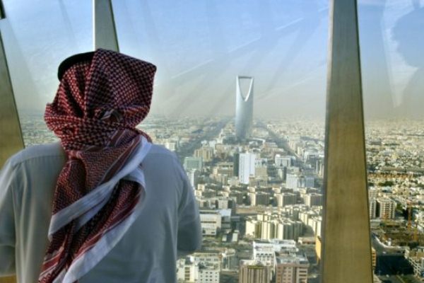 تراجع الأسهم السعودية بعد تحذير وزير المالية من 