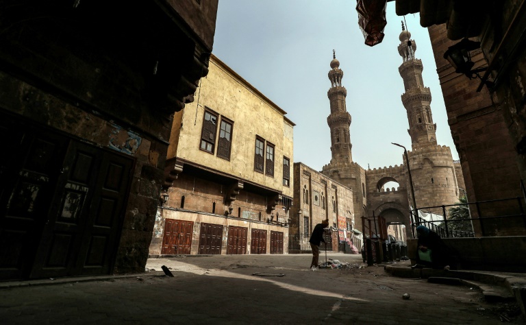 صورة التقطت في 24 نيسان/أبريل 2020 في أول يوم جمعة في شهر رمضان لشارع قرب باب زويلة في القاهرة القديمة