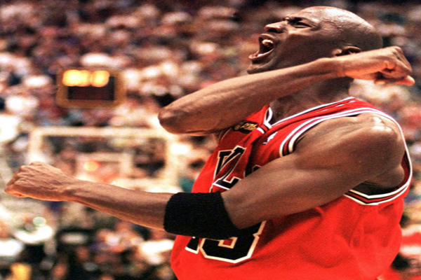 مايكل جوردان يحتفل بفوز فريقه شيكاغو بولز بلقب دوري كرة السلة الأميركي للمحترفين، في 14 حزيران/يونيو 1998.