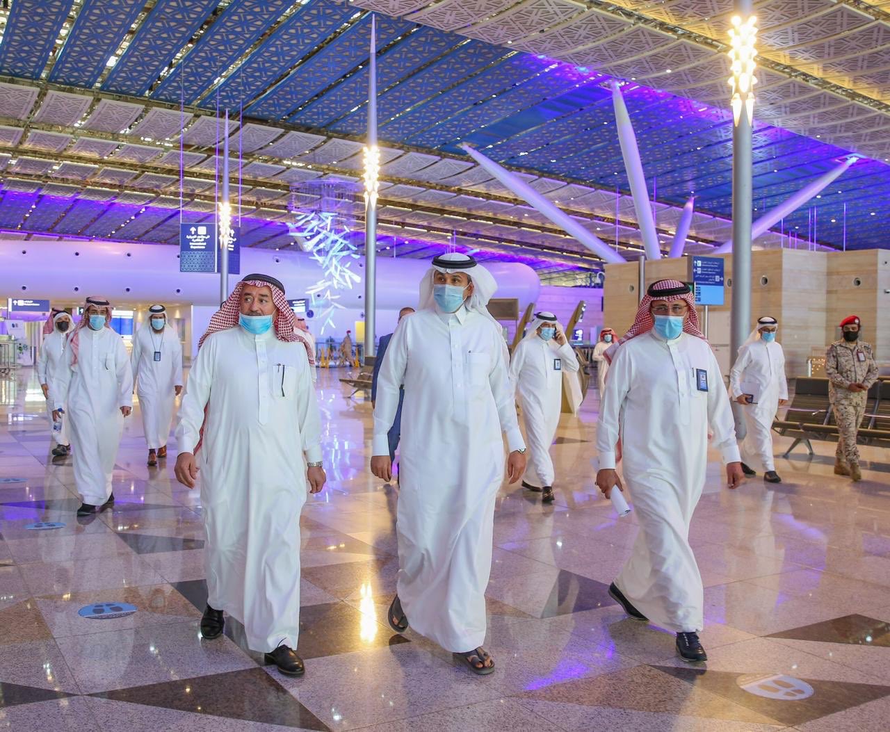 وزير النقل السعودي ورئيس هيئة الطيران المدني يتفقدان مطار الملك عبد العزيز بجدة للوقوف على الترتيبات والتدابير المتخذة لاستئناف الرحلات الداخلية